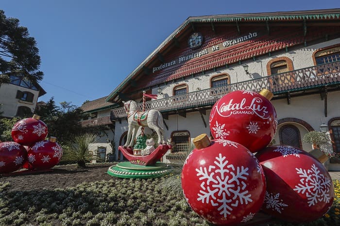 Foto decoração Natal Luz.Prefeitura de Gramado Natal Luz começa vendas do 3º e último lote de ingressos: montagem da decoração do Natal Luz de Gramado