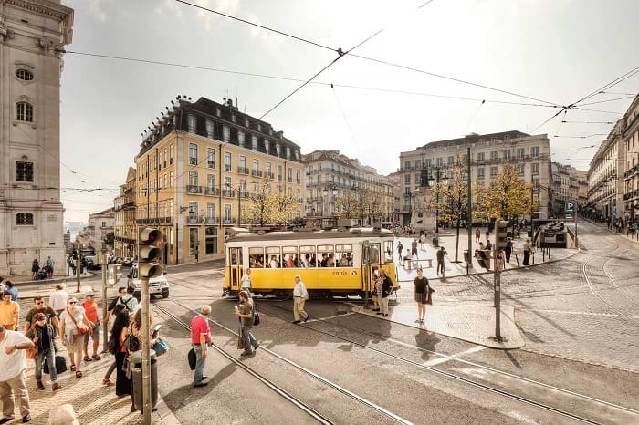 Lisboa é eleita "Melhor Destino Urbano Europeu": Cidade de Lisboa, com bondinho amarelo