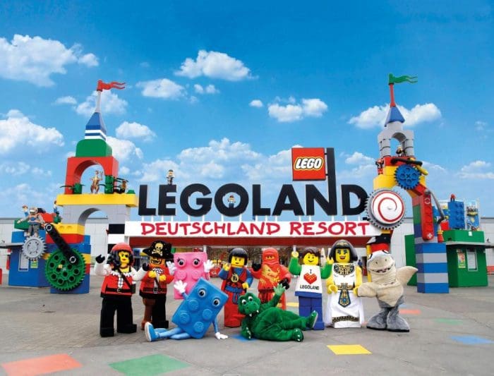 Novo portal de turismo na Alemanha: personagens Lego na entrada do parque Legoland, na Alemanha