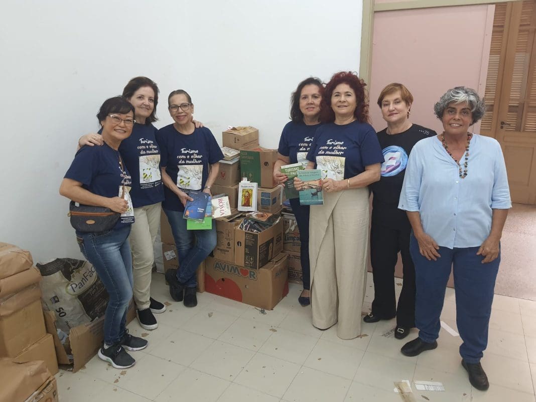 Entrega de livros Sedac pelo Festuris (Foto divulgação) Entrega de livros Sedac pelo Festuris (Foto divulgação)
