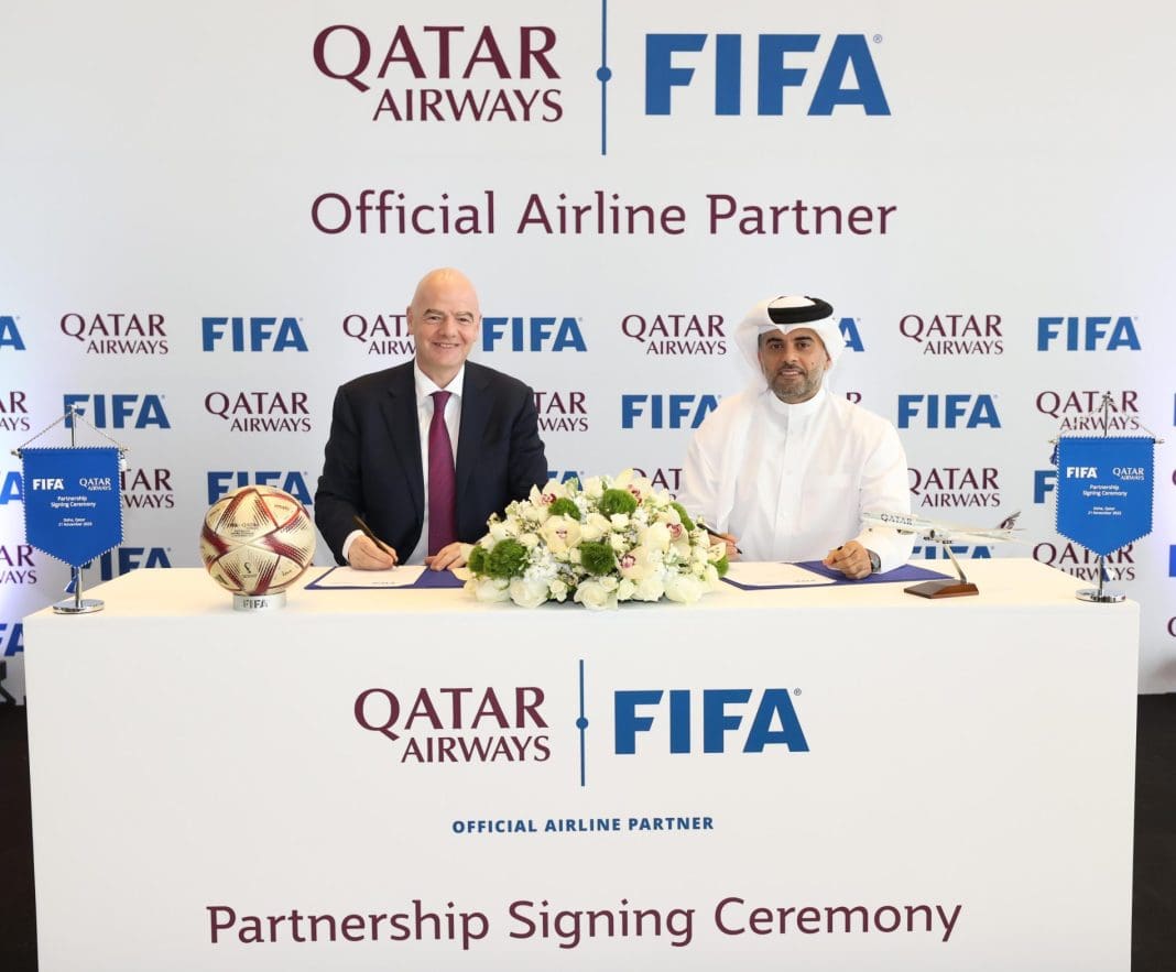 Presidente da FIFA, Gianni Infantino, e o CEO do Grupo Qatar Airways, Badr Mohammed Al-Meer (Foto: Divulgação)