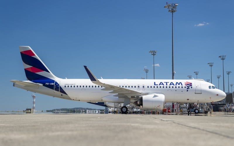 LATAM reforça compromisso com o Brasil: foto de aeronave da LATAM, estacionada no aeroporto