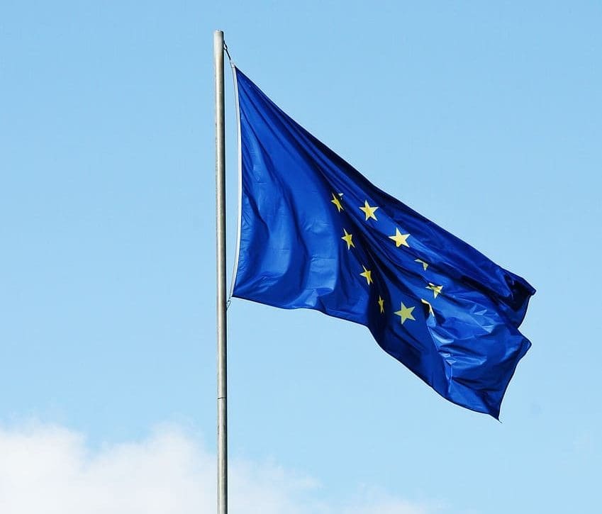 Bandeira da união europeia - Turismo na Europa: autorização para viagens via Etias é adiada para 2025 (Foto: Pixabay)
