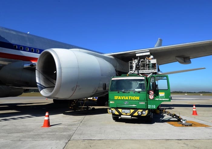 IATA pede ao Governo do Brasil e à Petrobras menor preço do combustível: imagem de um avião estacionado no aeroporto, sendo abastecido por um caminhão da Petrobrás