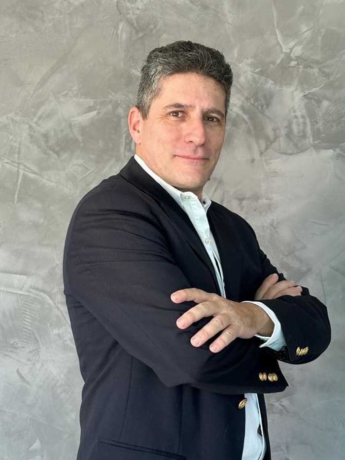 Francisco Henriques assume gestão do Cyan Resort by Atlantica: foto de Francisco Henriques, usando blazer preto e camisa branca, e está de braços cruzados