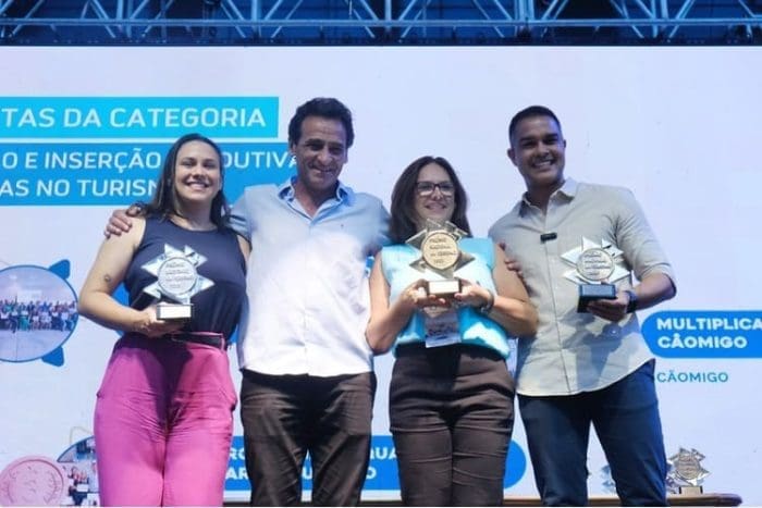 Cãomigo vence Prêmio Nacional do Turismo: Sharlene Irente subiu ao palco e recebeu o troféu, em nome da Cãomigo, projeto que idealizou