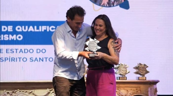Cãomigo vence Prêmio Nacional do Turismo: Sharlene Irente recebe o troféu do Prêmio, em nome da Cãomigo