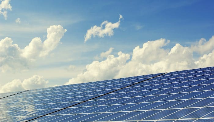 energia_solar_no_brasil_foto_pexels-pixabay-356036 Energia solar no Brasil: foto de uma placa de energia solar e o céu azul