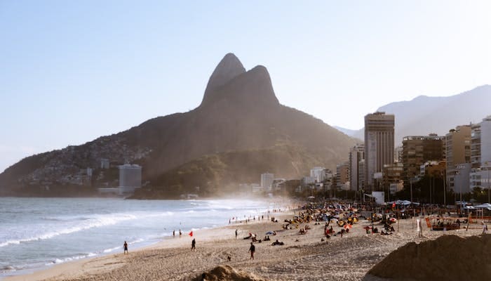 pexels-vinícius-vieira-ft-18017459 Turismo em setembro movimentou R$ 38 bilhões na economia brasileira: foto de uma praia no Rio de Janeiro, de dia