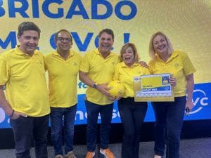 Eliana Martins, master franqueada para a região de Goiás, com a diretoria da CVC, recebe o seu kit jogador Primeira reunião de Máster Franqueados da CVC de 2024 ressalta planos de expansão