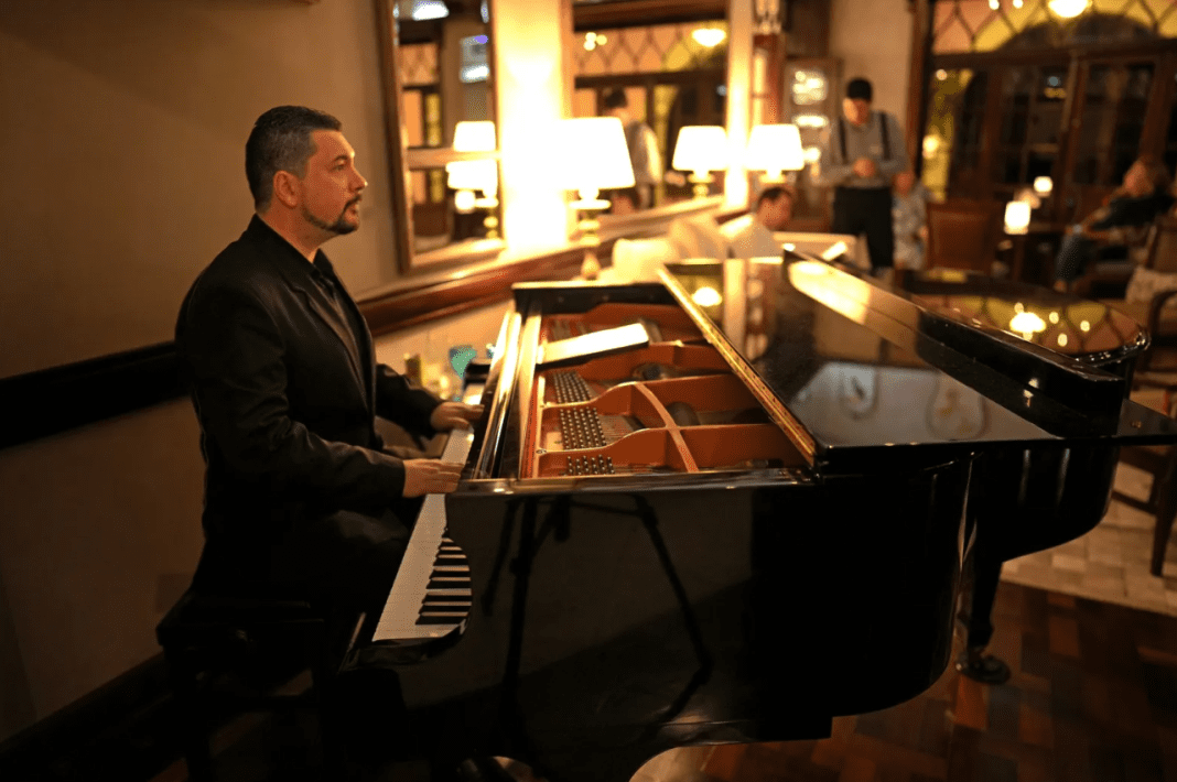 Maestro Magnum Meza ao piano Foto Arquivo Facebook Maestro Magnum Meza ao piano Foto Arquivo Facebook