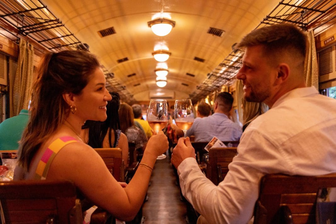L'Essenza del Vino 2024 acontece na Maria Fumaça, conhecida locomotiva na Serra Gaúcha (Foto: Divulgação) Conheça a viagem de trem por três cidades gaúchas para os amantes de vinho