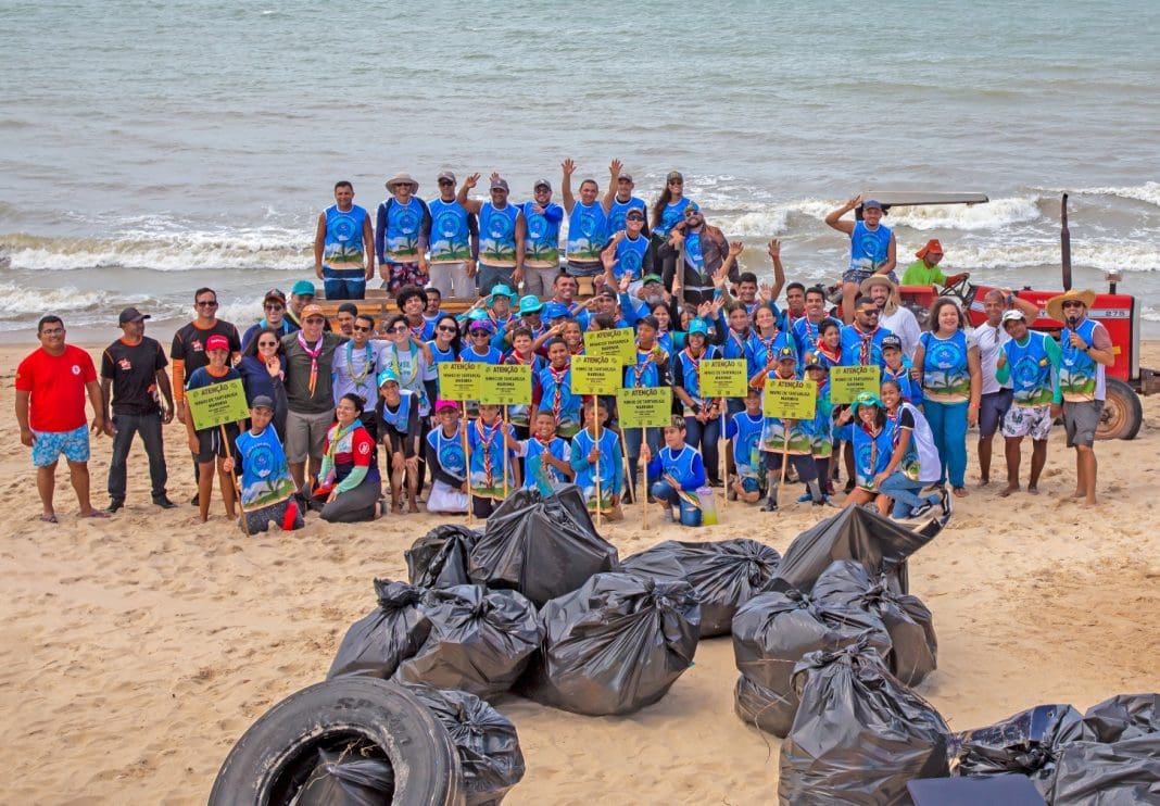 ‘Operação Praia Limpa’ contou com a presença de colaboradores, hóspedes, ONGs e moradores de Touros - Foto: Divulgação
