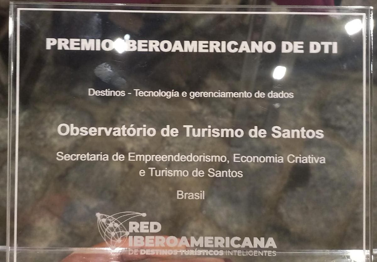 Placa do Prêmio Iberoamericano de Destino Turístico Inteligente (DTI) - Foto: Prefeitura de Santos