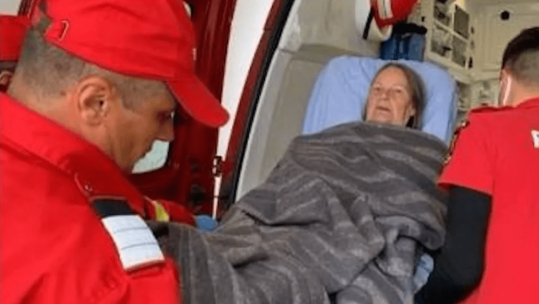 Turista escocesa sendo atendida após ataque de urso na Romênia - Foto - Reprodução / Daily Mirror