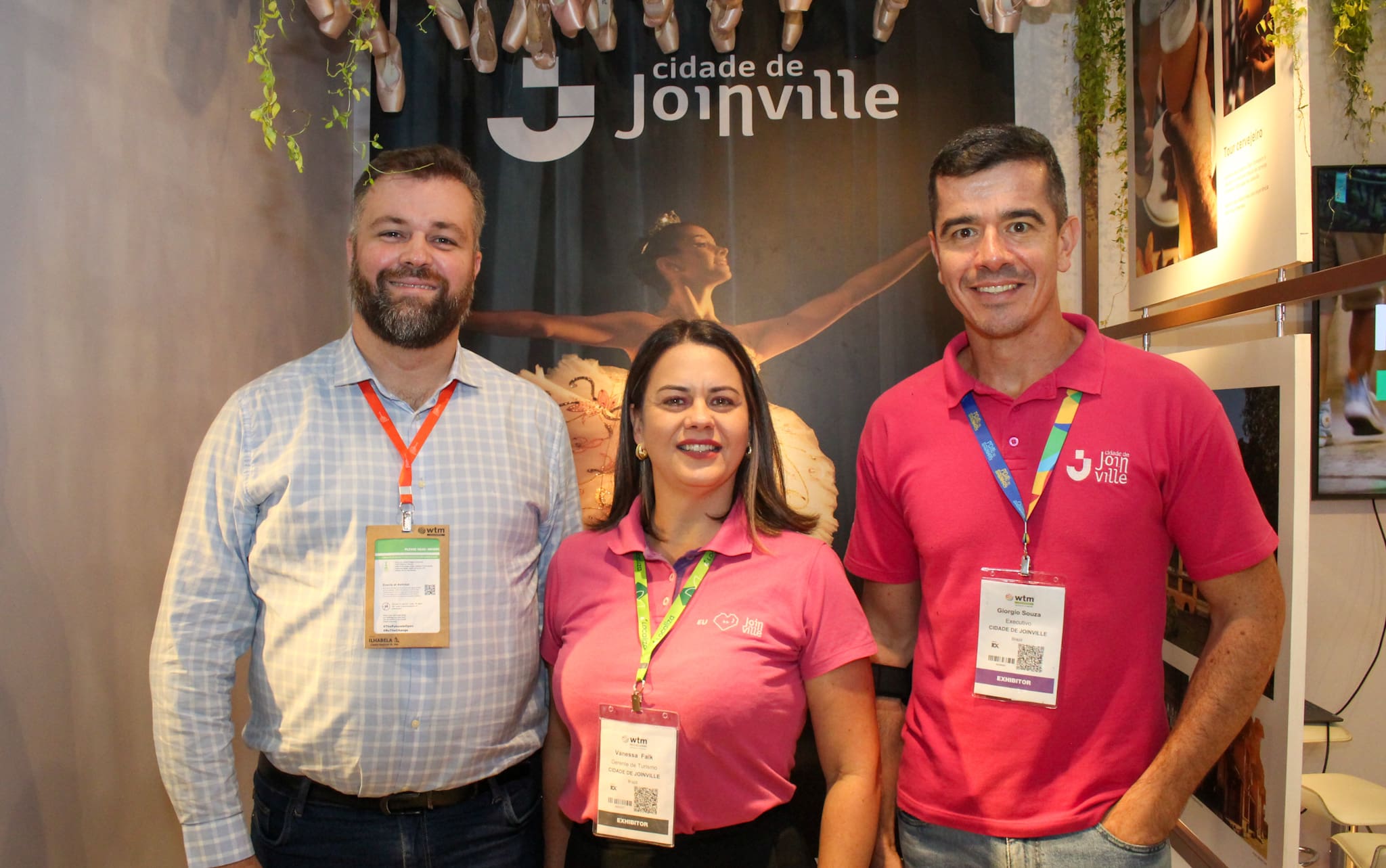 À esquerda Guilherme Gassenferth, secretário de turismo da cidade de Joinville, ao centro Vanessa Falk, gerente de turismo da cidade de Joinville e à direita Giorgio Souza, executivo da cidade de Joinville.