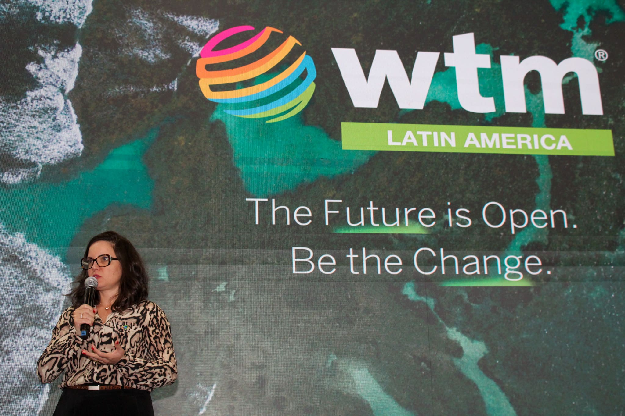Jaqueline Gil, diretora de Marketing da Embratur, em discurso antes da entrega do prêmio "Turismo Responsável" da WTM