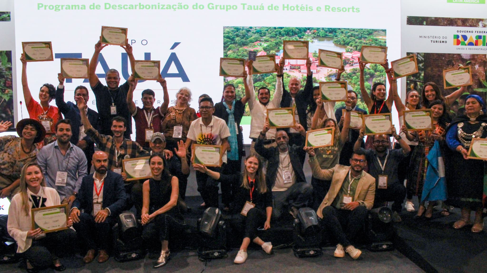 Vencedores do prêmio "Turismo Responsável" da WTM posam junto com autoridades após serem agraciados (Foto: Felipe Maresca / DT)