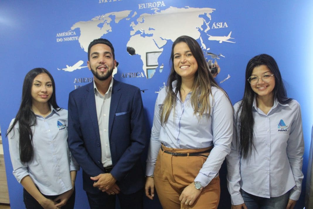 Matheus Aquino e Joseane Azevedo (ao centro), com funcionárias da Aero Service