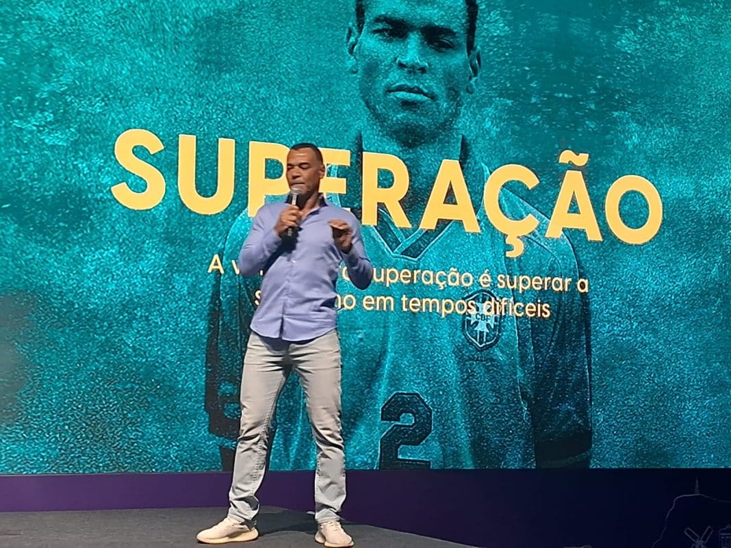 Cafu, capitão da seleção do penta empolga agentes de viagem em palestra motivacional