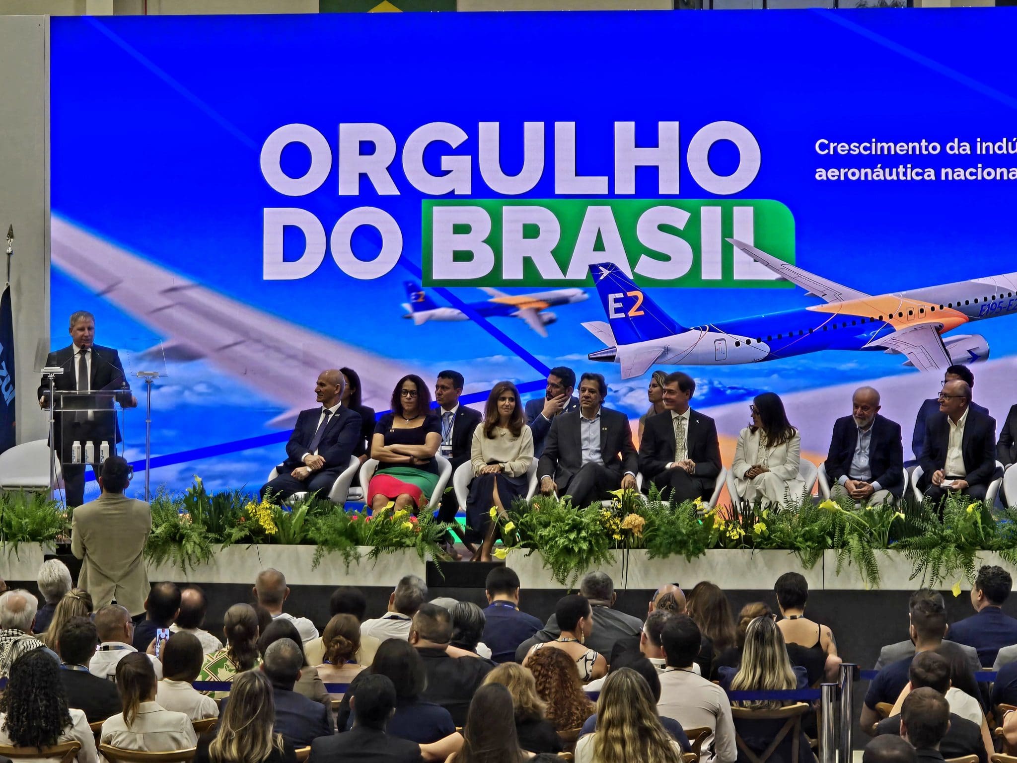 cerimônia de batismo de uma aeronave, que recebeu o nome Azul & Embraer. Orgulho do Brasil