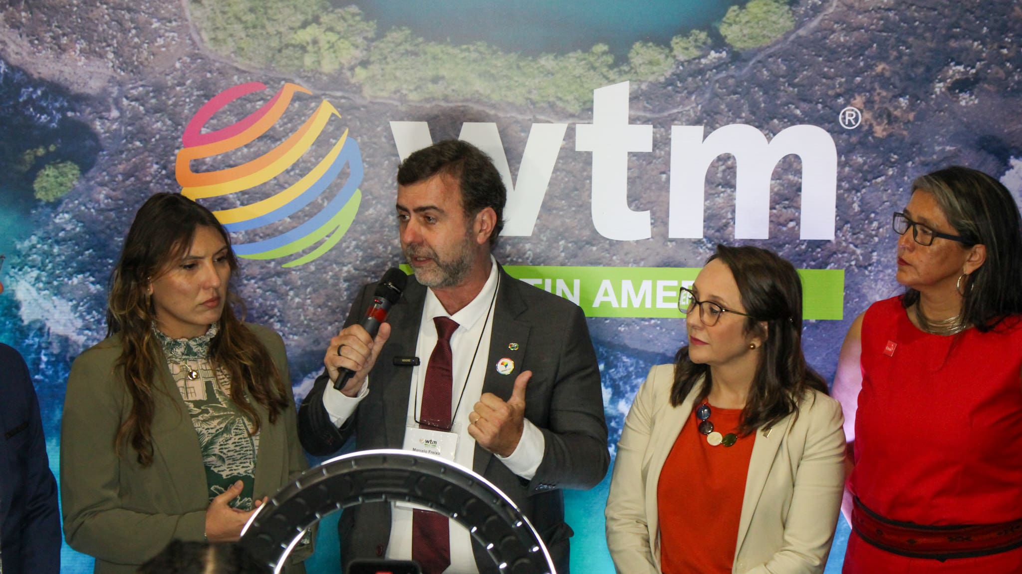 Marcelo freixo presidente do instituto brasileiro de turismo em entrevista coletiva após a abertura da WTM