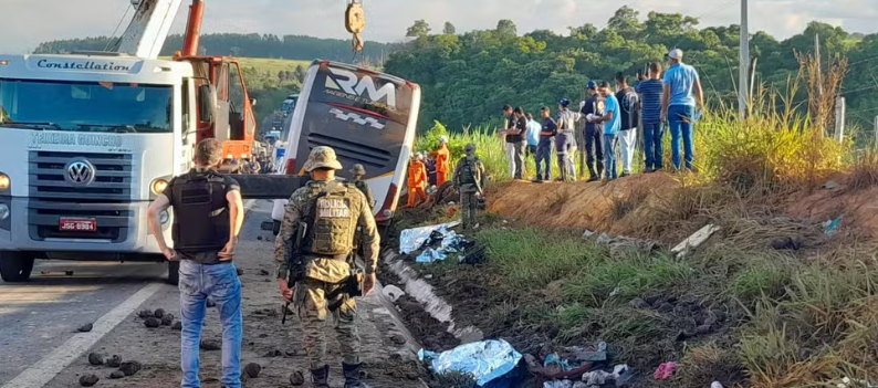 Oito pessoas morrem e 23 ficam feridas após ônibus de turismo tombar em rodovia do extremo sul da Bahia (Foto: Lenio Cidreira/ Liberdade News)