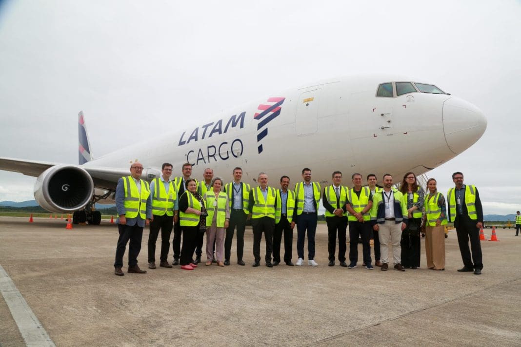 Evento no Floripa Airport para celebrar nova rota foi realizado nesta sexta-feira (26/4) com a presença de autoridades, executivos de ambas companhias e entidades representativas da indústria - Crédito: Julio Cavalheiro Evento no Floripa Airport para celebrar nova rota foi realizado nesta sexta-feira (26/4) com a presença de autoridades, executivos de ambas companhias e entidades representativas da indústria - Crédito: Julio Cavalheiro / Divulgação LATAM