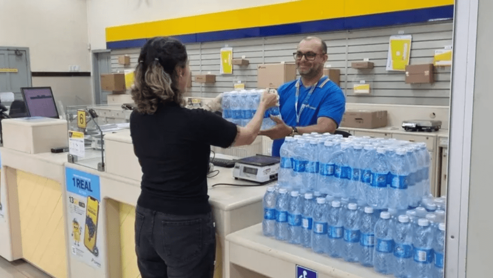 Correios pede urgência na doação de água para o RS; veja mais o que doar (Foto: Divulgação) Correios pede urgência na doação de água para o RS; veja mais o que doar