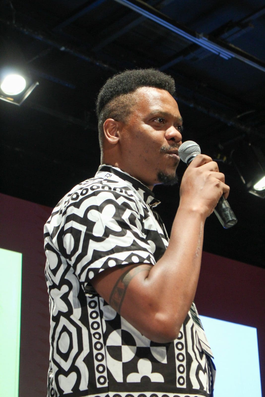 Hubber Clemente, Gestor Executivo do Fórum São Paulo Afroturismo durante palestra no 1º Expo Fórum.