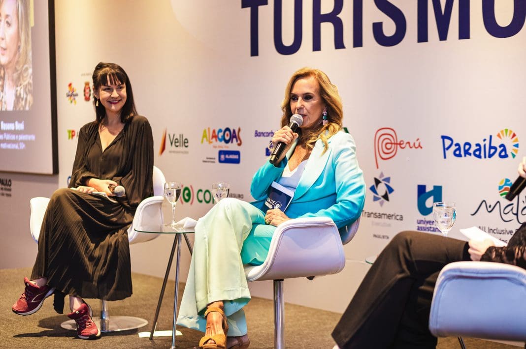 Painel “Bem-estar e Longevidade” com Natália Dornellas, publicitária e jornalista, Helô Pinheiro, jornalista e apresentadora, e Rosana Beni, palestrante e mediadora, no Fórum de Turismo 60+ - Divulgação Fórum de Turismo 60+