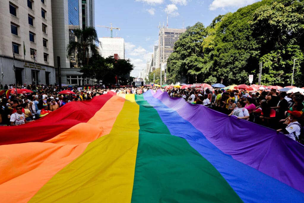 Parada do Orgulho LGBT+ de São Paulo – São Paulo (SP) – 11.06.2023 – Vista da 27ª edição da Parada do Orgulho LGBT+ de São Paulo, com o tema: Políticas Sociais para LGBT+ - Queremos por inteiro e não pela metade. Organização da Associação da Parada do Org Parada do Orgulho LGBT+ de São Paulo São Paulo (SP) 11.06.2023 Vista da 27ª edição da Parada do Orgulho LGBT+ de São Paulo, com o tema: Políticas Sociais para LGBT+ - Queremos por inteiro e não pela metade. Organização da Associação da Parada do Orgulho LGBT de São Paulo (APOLGBT-SP). Desfile de trios elétricos pela Avenida Paulista. Foto: Jose Cordeiro/SPTuris