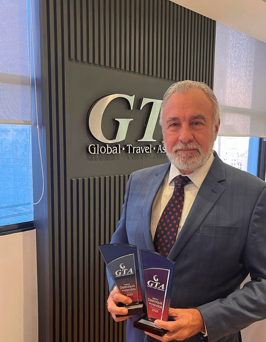 Celso Guelfi Celso Guelfi entrega troféu personalizado com o nome da agência (Foto: Divulgação)