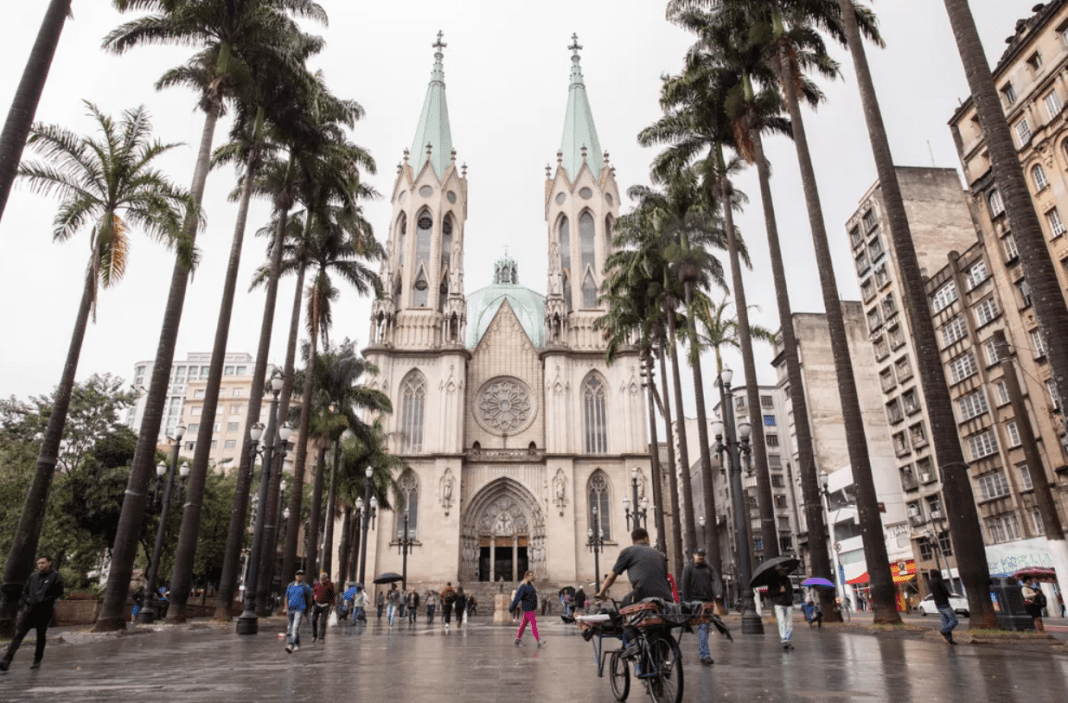 Visão frontal externa da Catedral da Sé (Foto: Celso Tavares G1)