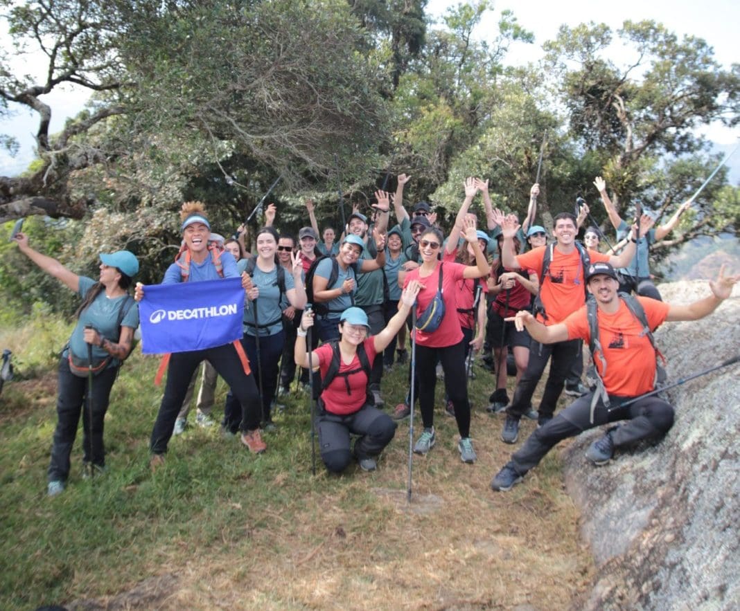 Grupo formado pela Decathlon para Trilha da Pedra da Balança, em Sao Bento do Sapucaí: comemoração ao alcançar o cume (Foto: DT)