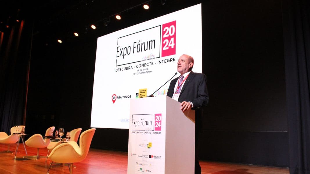 Toni Sando, presidente executivo do SPCVB, durante apresentação sobre Marketing e Destinos na Expo Fórum Visite São Paulo 2024 - Foto: Felipe Maresca / DT