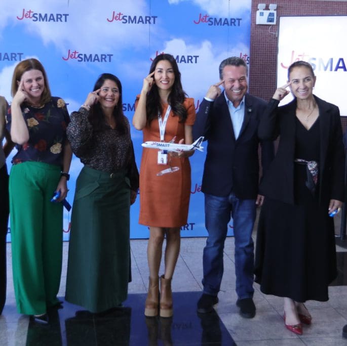 Tatiana Turra (SETU Curitiba), Monique Henriques (CCR), Verônica Marambio (JetSMART), Marcio Nunes (Secretário de Turismo do Paraná) e Margarida Maria Singer (Prefeita de São José dos Pinhais) celebraram o primeiro dia de operações da nota rota - (Foto: Divulgação) Tatiana Turra (SETU Curitiba), Monique Henriques (CCR), Verônica Marambio (JetSMART), Marcio Nunes (Secretário de Turismo do Paraná) e Margarida Maria Singer (Prefeita de São José dos Pinhais) celebraram o primeiro dia de operações da nota rota - (Foto: Divulgação)