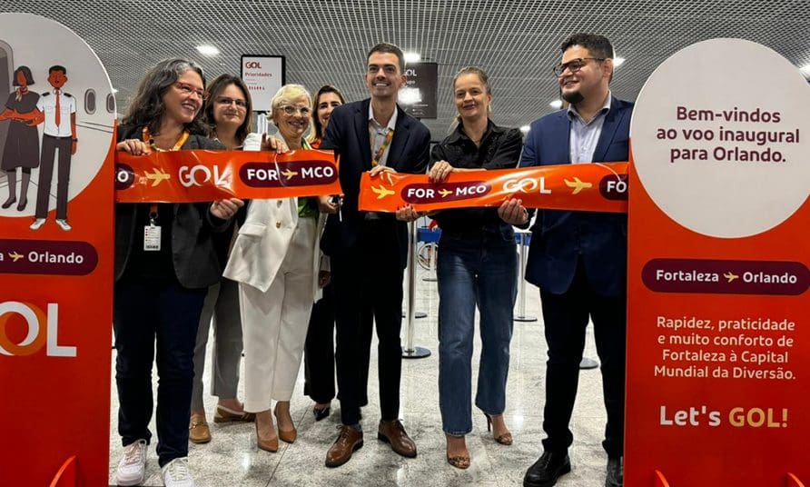 Representantes da GOL, da Fraport e do Governo do Ceará cortam a faixa de inauguração da rota GOL entre Fortaleza e Orlando (Divulgação/GOL) Representantes da GOL, da Fraport e do Governo do Ceará cortam a faixa de inauguração da rota GOL entre Fortaleza e Orlando (Divulgação/GOL)