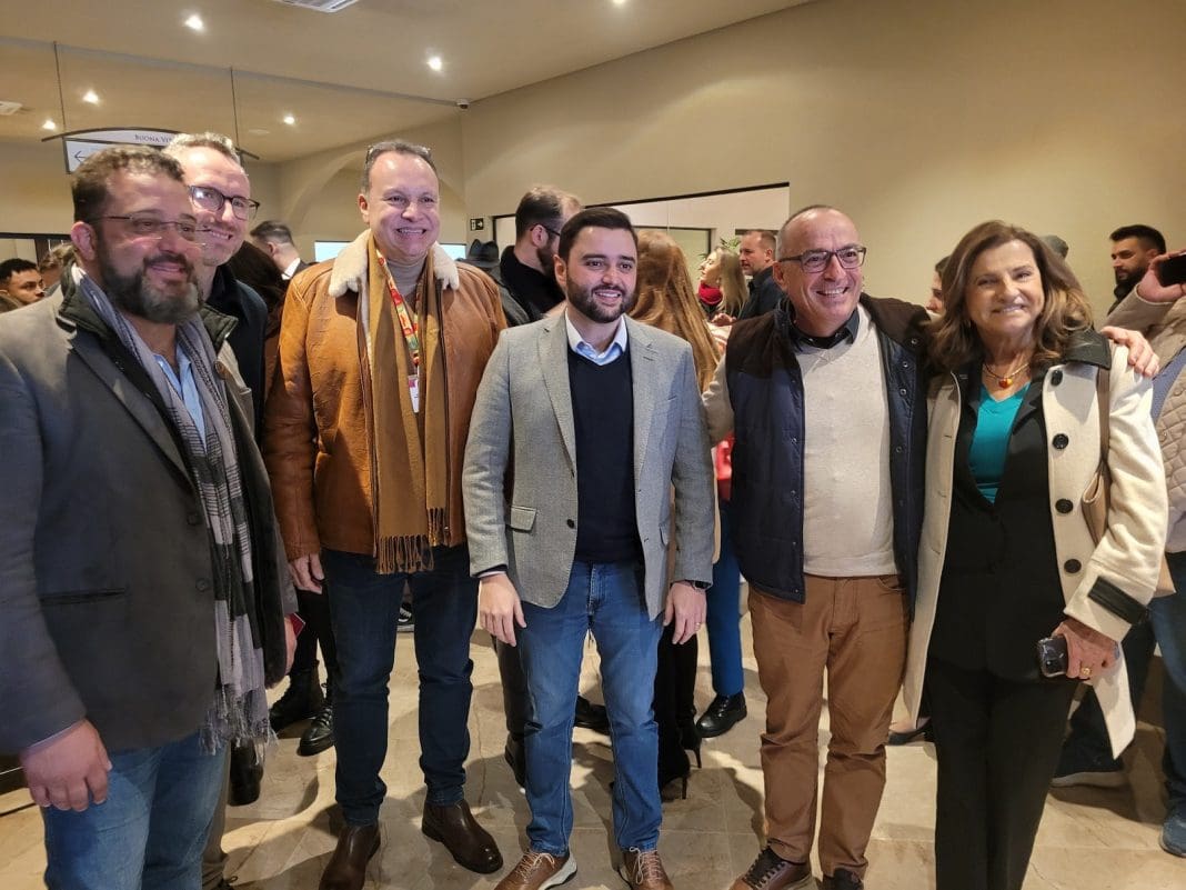 Secretário de Turismo de São Francisco de Paula, Rafael Castello Costa; Contur Hortênsias, Daniel Hillebrand; secretário estadual de Turismo, Luiz Fernando Rodrigues, vice-governador Gabriel Souza; prefeito de São Francisco de Paula, Marcos Aguzzolli e Marta Rossi, CEO Festuris e Connectiona Experience Turismo em Gramado e região: reunião trouxe respostas sobre a retomada - Secretário de Turismo de São Francisco de Paula, Rafael Castello Costa; Contur Hortênsias, Daniel Hillebrand; secretário estadual de Turismo, Luiz Fernando Rodrigues, vice-governador Gabriel Souza; prefeito de São Francisco de Paula, Marcos Aguzzolli e Marta Rossi, CEO Festuris e Connectiona Experience