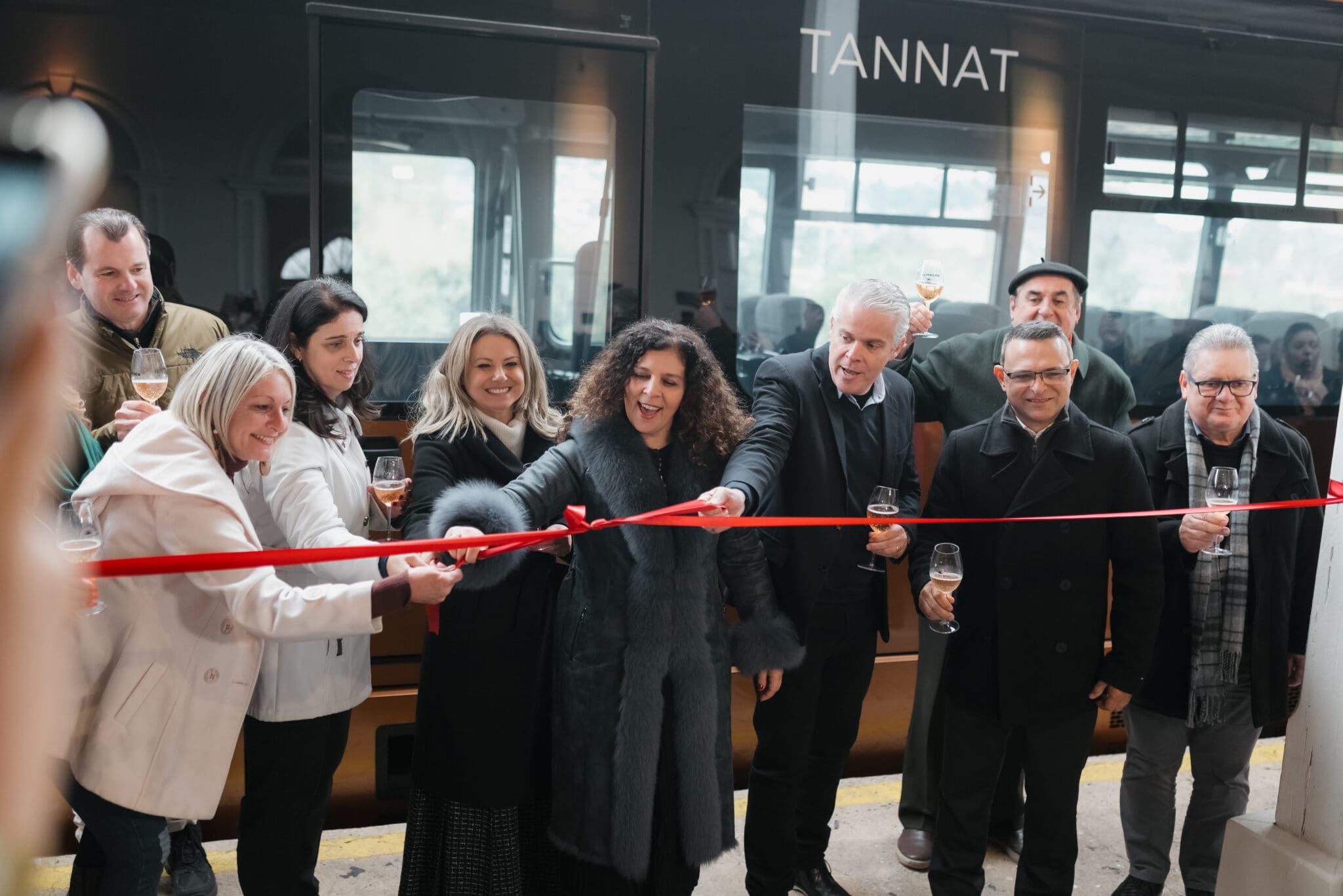 Moradores, autoridades e empresários celebram a inauguração do Trem