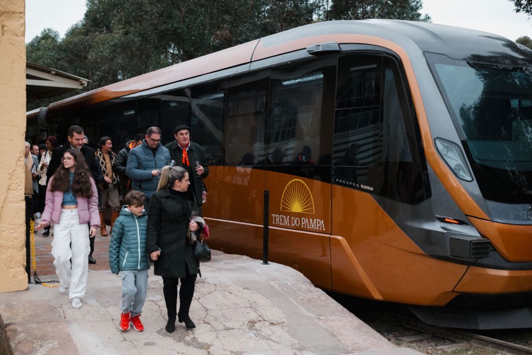 O trajeto de trem inclui degustação de vinhos locais e visita à Vinícola Almadén (Foto: Eduardo Fin)