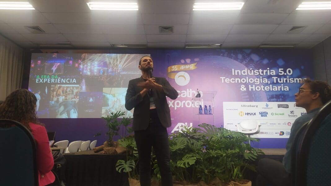 Entusiasta em vendas, marketing e experiência do consumidor e fundador do HJ Conference, Alexandre Weimer palestrou no Encatho & Exprotel 2024 - Foto: Bruno Almeida / DT