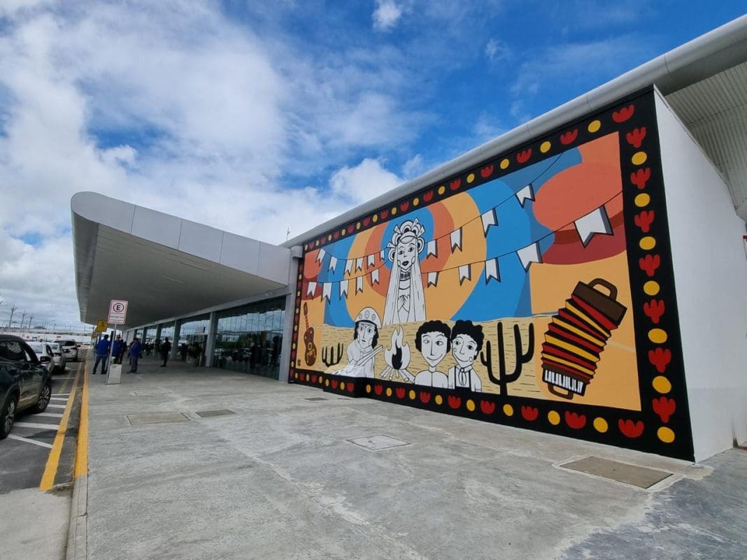 Obra no aeroporto de Campina Grande reproduz, em um cenário de São João, cena da peça teatral O Auto da Compadecida, uma das mais famosas do escritor e dramaturgo paraibano - Foto: Divulgação Aena