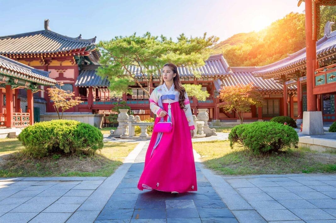 woman-with-hanbok-gyeongbokgung-traditional-korean-dress Mês da cultura coreana