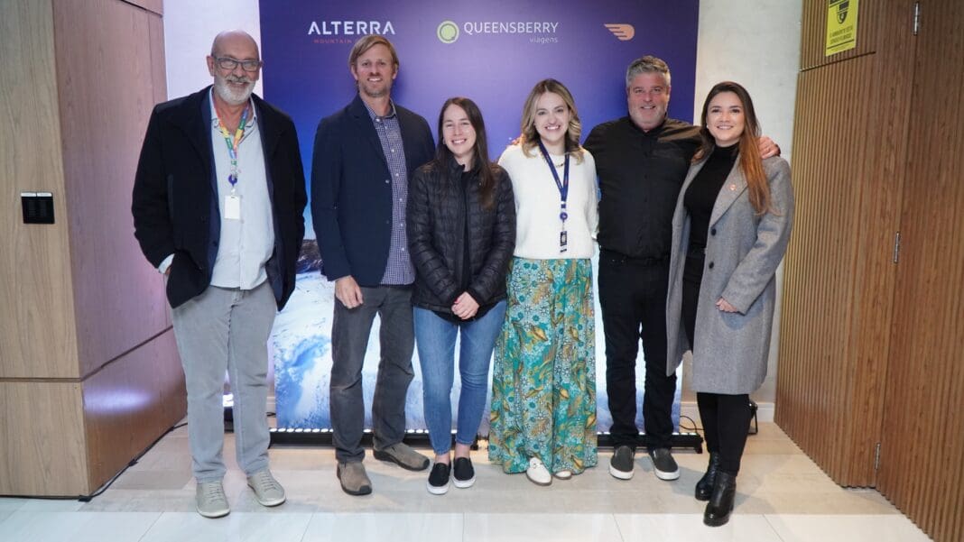Da esq. í dir. Marco Lourenço, Diretor de Produtos da Queensberry, Patton Murray, da Alterra Mountain, Marie-Christine Desjardins, de Tremblant, Amanda Zeni, Gerente Queensberry, Alexandre Caron, de Tremblant, e Lohanna de Pietro, da Air Canada - Foto: Divulgação Da esq. à dir. Marco Lourenço, Diretor de Produtos da Queensberry, Patton Murray, da Alterra Mountain, Marie-Christine Desjardins, de Tremblant, Amanda Zeni, Gerente Queensberry, Alexandre Caron, de Tremblant, e Lohanna de Pietro, da Air Canada - Foto: Divulgação