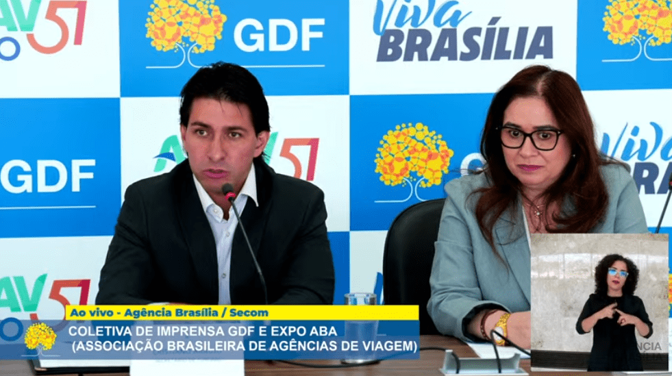 Cristiano Araújo, secretário de Turismo do Distrito Federal e Ana Carolina Medeiros, presidente da ABAV Nacional (Foto: Reprodução / Youtube)