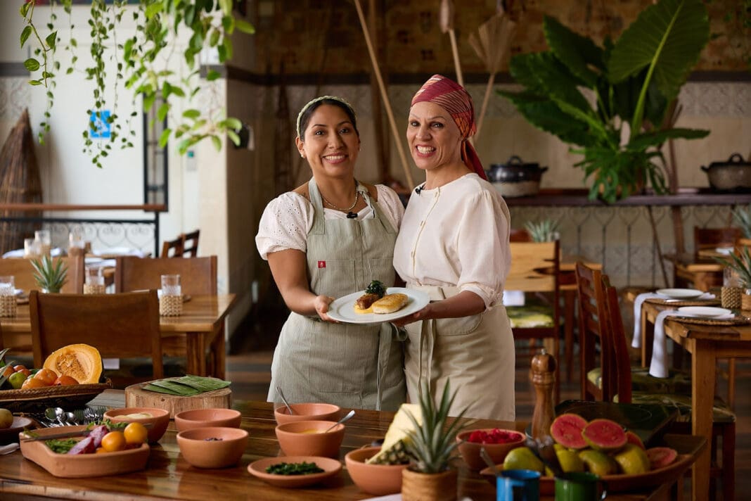 unnamed (44) A chef brasileira Débora Shornik e chef a peruana Andrea Suárez (Imagem: Rhoney Persike / Estúdio Ondina)