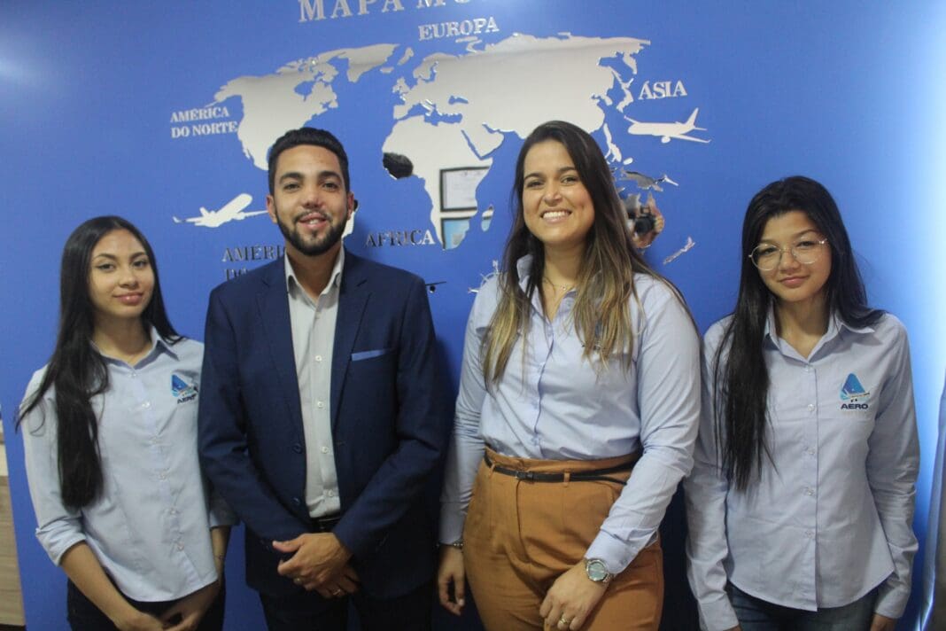 Matheus Aquino, diretor executivo da Aero Service e Joseane Azevedo, diretora administrativa da Aero Service (ao centro) com funcionárias