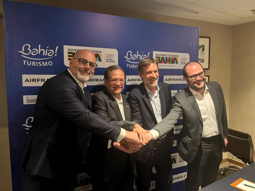 Julio Ribas, CEO da Vinci Airports; Maurício Bacelar, secretário de Estado de Turismo da Bahia; Manuel Flahault, diretor geral do Grupo Air France-KLM na América do Sul e Mateus Pongeluppi, diretor executivo de Estratégia da GOL Julio Ribas, CEO da Vinci Airports; Maurício Bacelar, secretário de Estado de Turismo da Bahia; Manuel Flahault, diretor geral do Grupo Air France-KLM na América do Sul e Mateus Pongeluppi, diretor executivo de Estratégia da GOL
