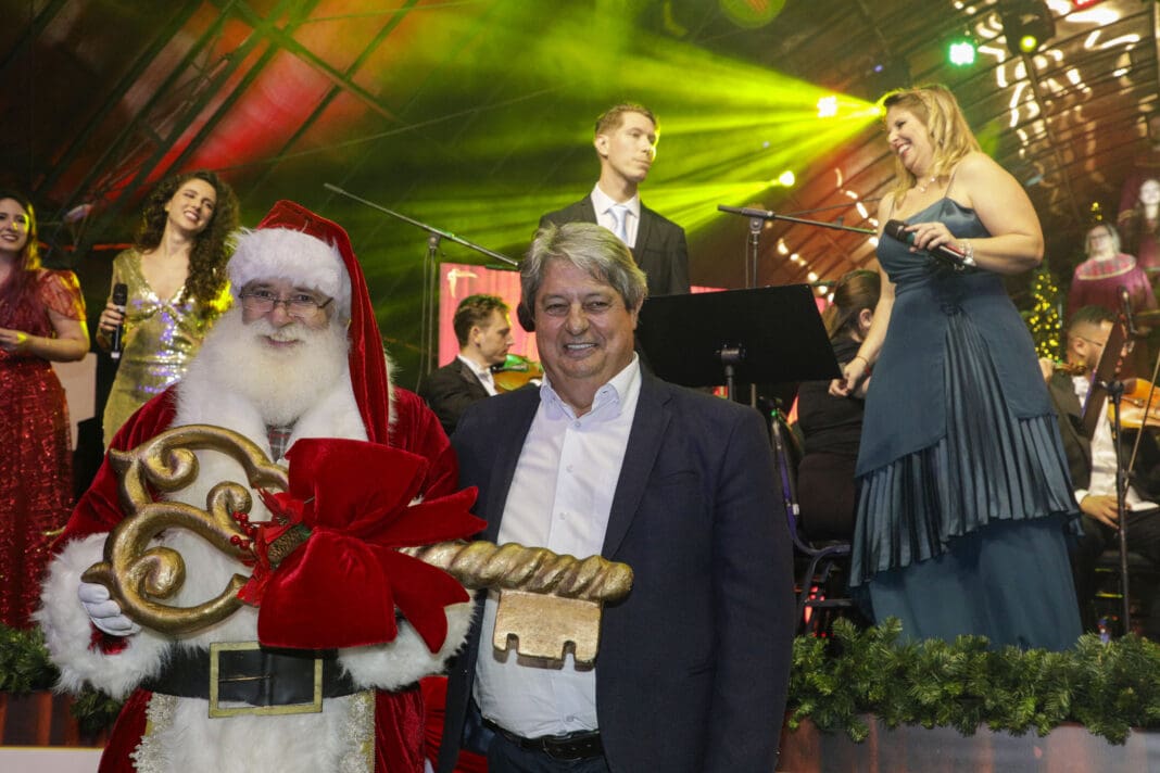 Papai Noel recebeu a chave da cidade das mãos do prefeito de Gramado, Nestor Tissot - Foto: Cleiton Thiele